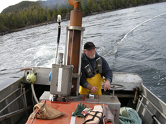 Pêcheur portant un VFI alors qu'il manœuvre un esquif à moteur pendant une sortie de pêche au hareng, Kitkatla Inlet, C.-B.