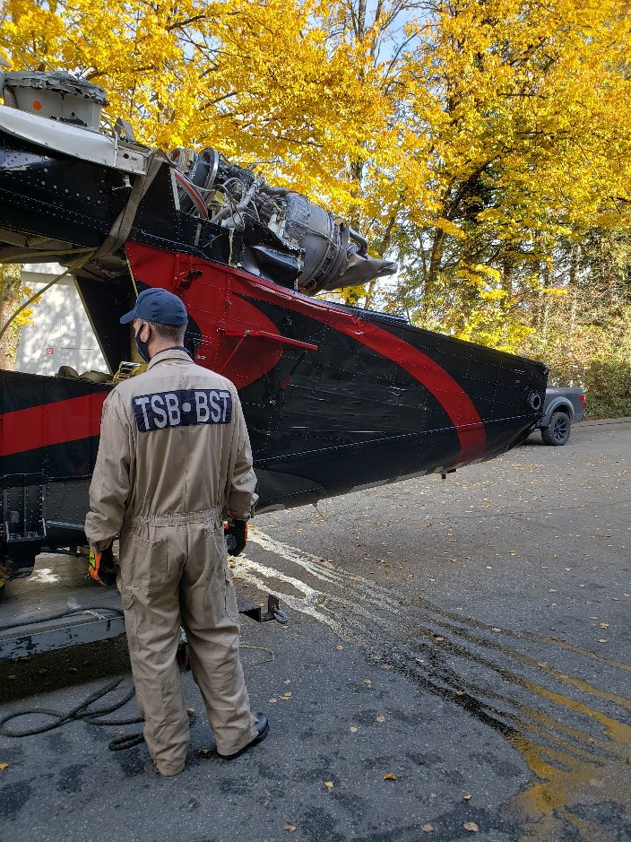 TSB investigator and helicopter wreckage at the TSB hangar in Richmond Hill, BC