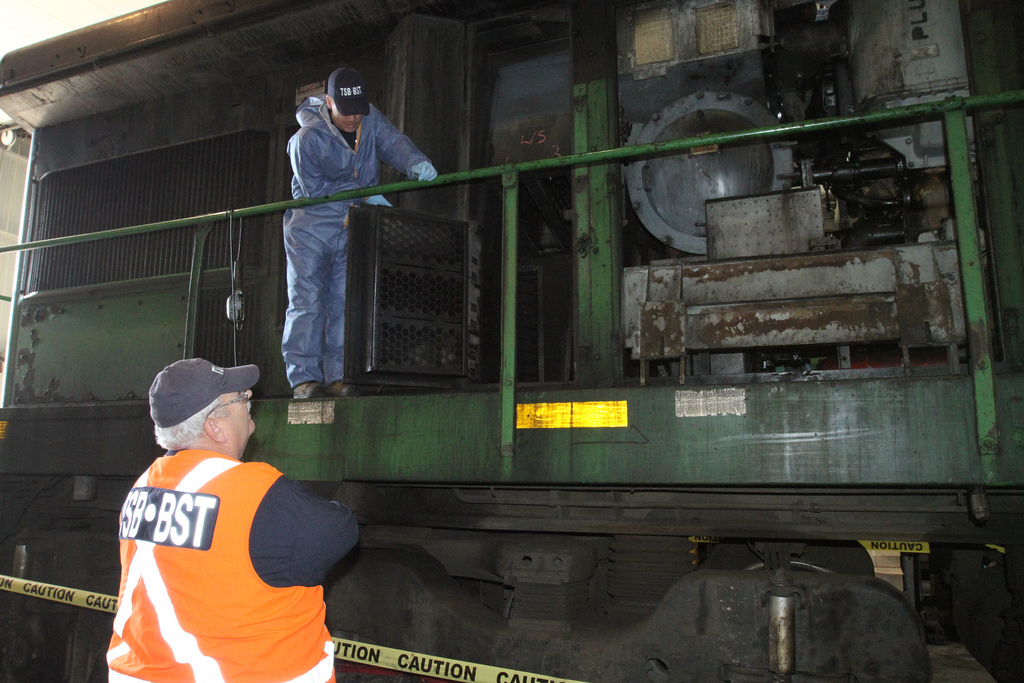 Investigator Pilon briefing Investigator-in-Charge Don Ross on the locomotive teardown