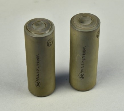 Exemple de goupille en acier inoxydable 316 à gauche et de goupille en acier à outils H11 à droite (Source : Bell Textron Inc.)