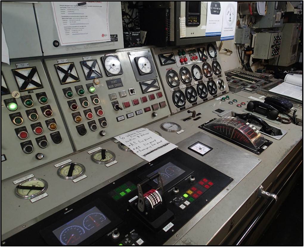 Interrupteurs et voyants inutiles dans la salle de commande des machines (Source : BST)