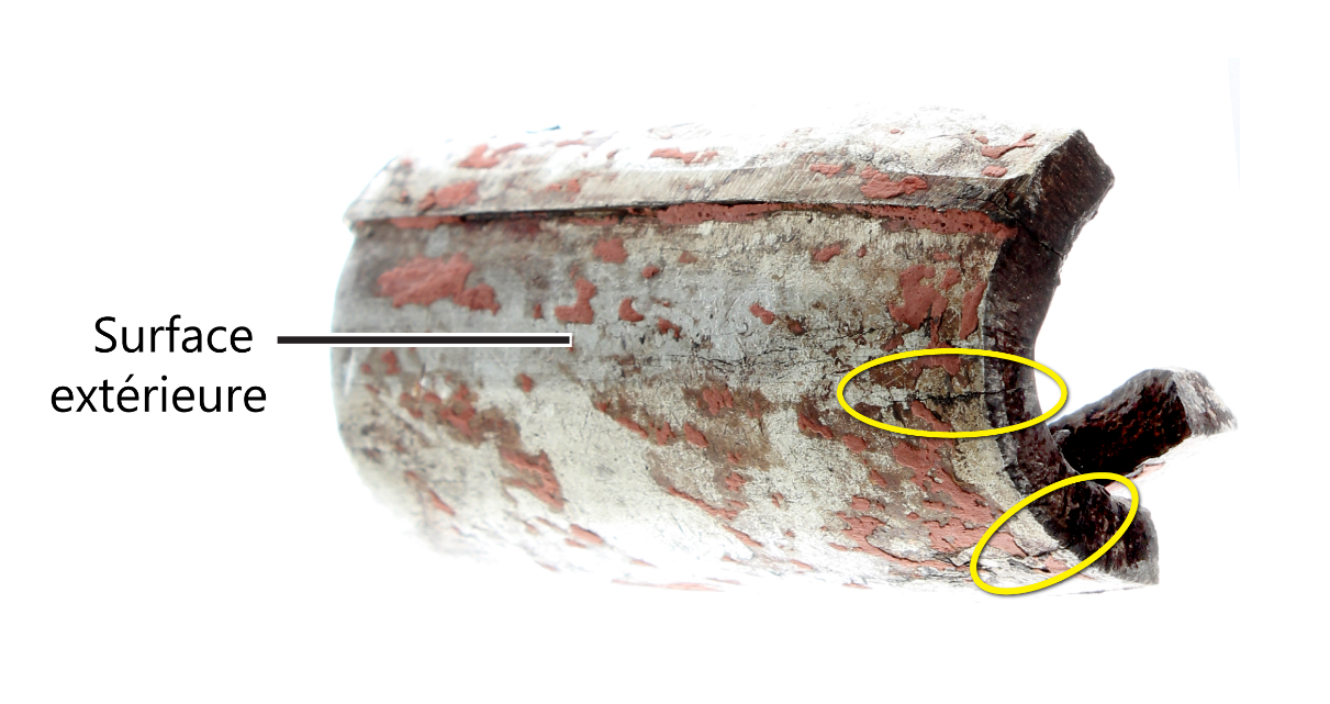 Surface extérieure du manchon de sertissage tribord arrière brisé, la peinture ayant été enlevée, montrant des fissures (encerclées) (Source : BST)