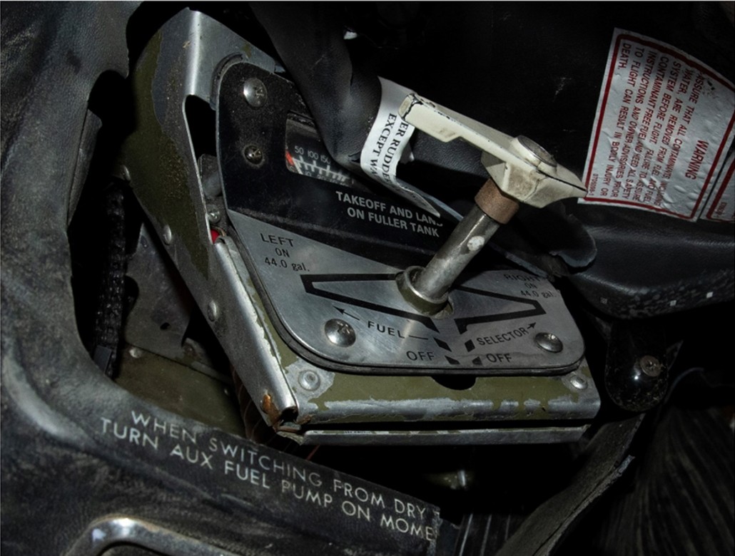 Figure 4. Occurrence aircraft’s fuel selector handle in the LEFT ON position, as found post occurrence (Source: TSB) Figure 4. Occurrence aircraft’s fuel selector handle in the LEFT ON position, as found post occurrence (Source: TSB)