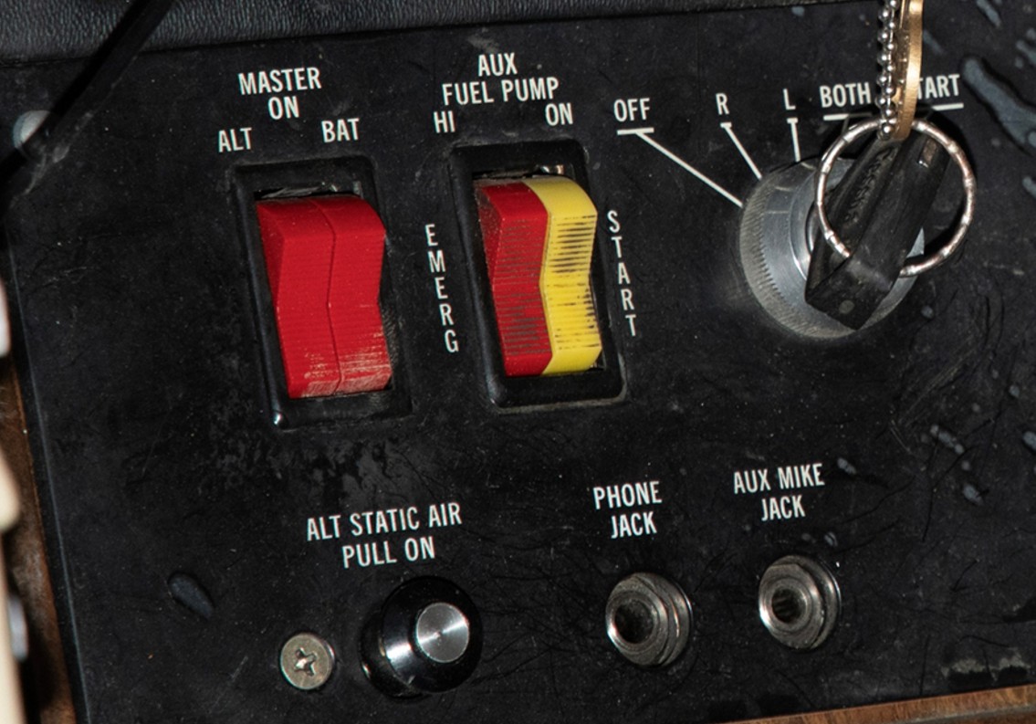 Figure 5. AUX FUEL PUMP switch and MASTER ON switch, as found on the occurrence aircraft post occurrence (Source: TSB) Figure 5. AUX FUEL PUMP switch and MASTER ON switch, as found on the occurrence aircraft post occurrence (Source: TSB)