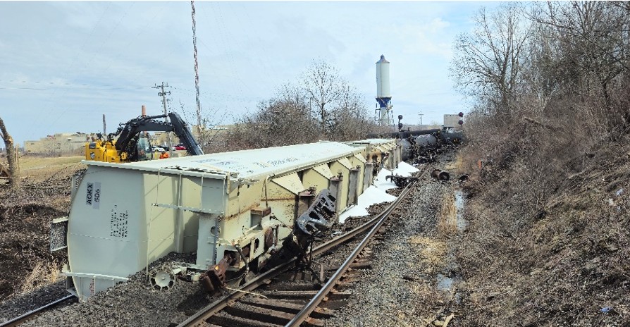 Work being carried out at the occurrence site in St. Catharines, Ontario, following the CN freight train derailment on 30 March 2026. (Source: Transportation Safety Board of Canada)