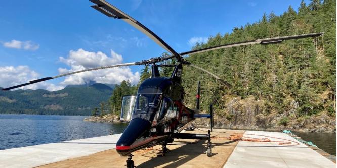 Figure 3. L’hélicoptère à l’étude sur le chaland-citerne à Killam Bay (Source : Black Tusk Helicopter Inc.)